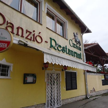 Hotel Czermann Panzio Es Etterem Oroszlány Exterior foto