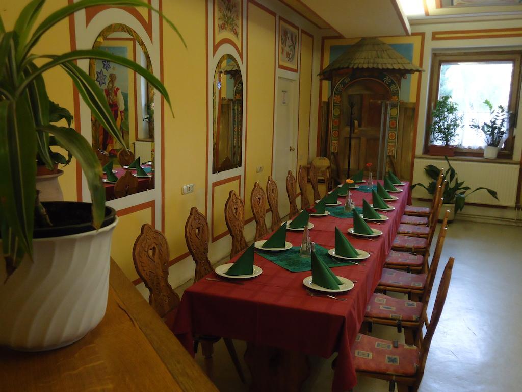 Hotel Czermann Panzio Es Etterem Oroszlány Exterior foto