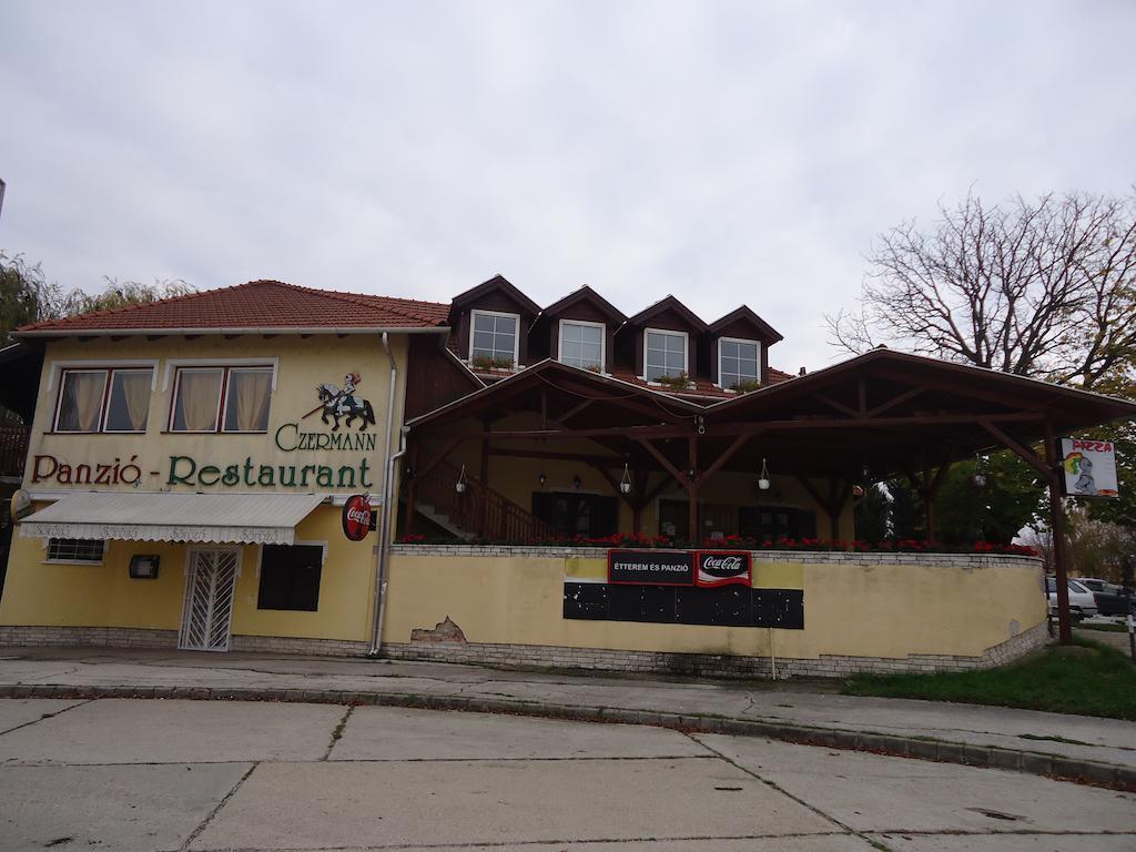 Hotel Czermann Panzio Es Etterem Oroszlány Exterior foto