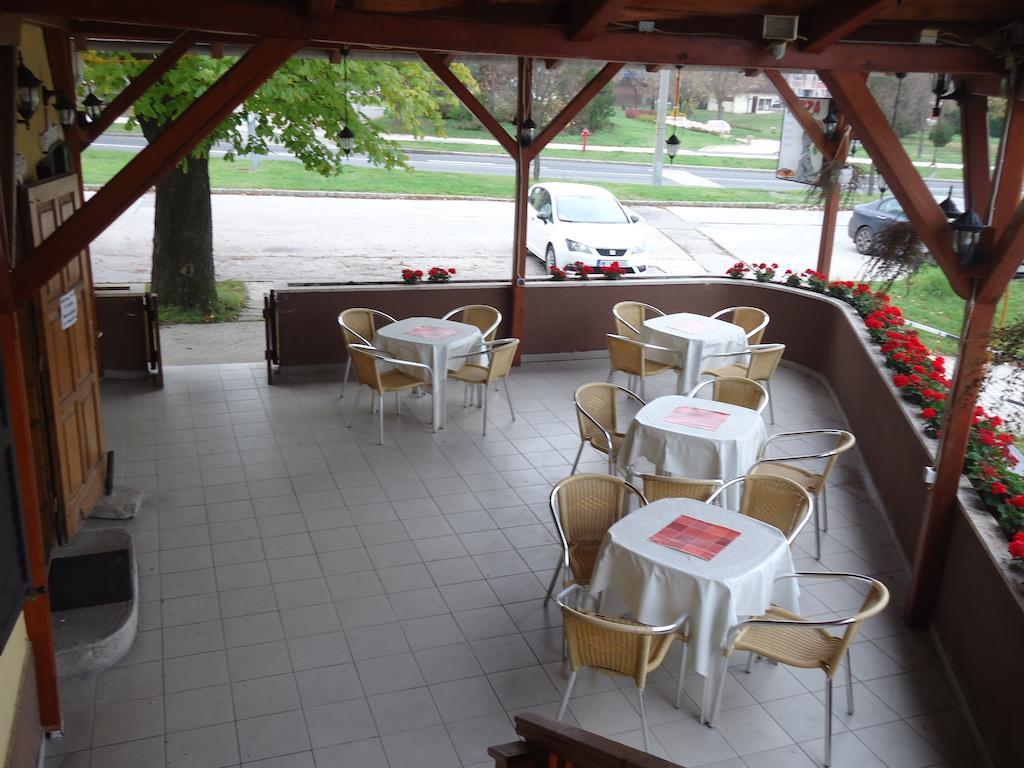 Hotel Czermann Panzio Es Etterem Oroszlány Exterior foto