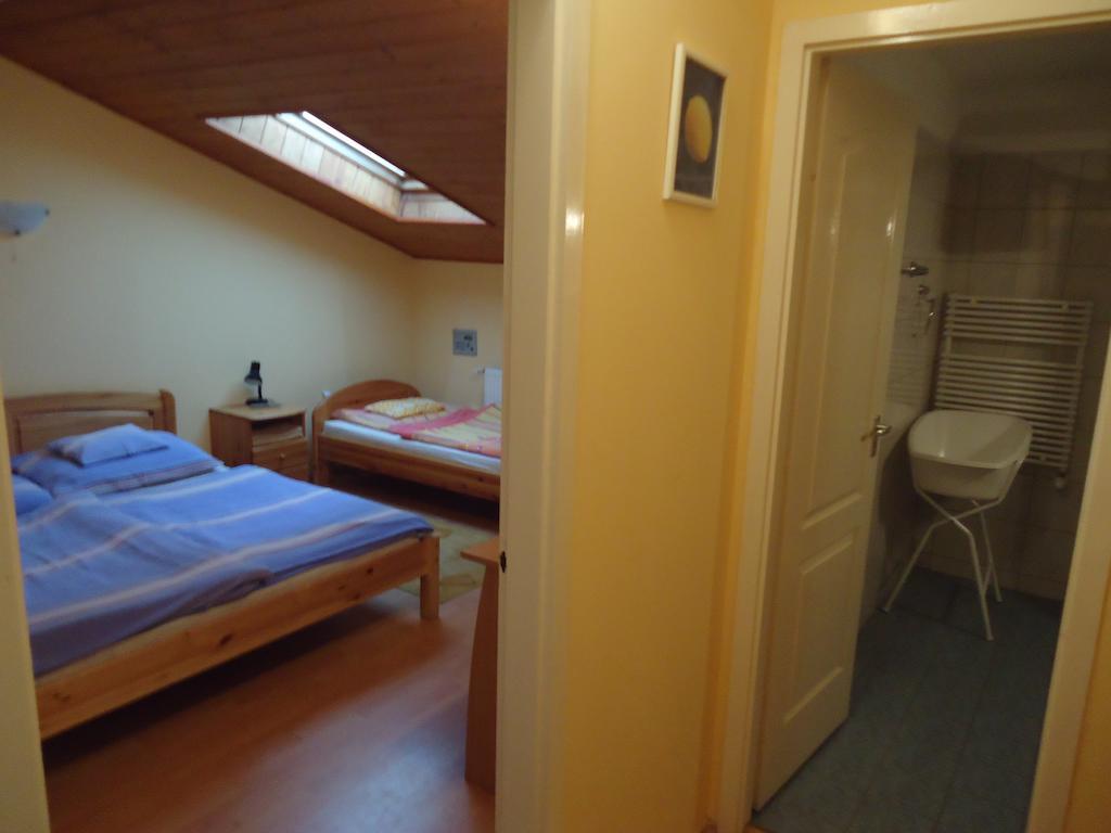 Hotel Czermann Panzio Es Etterem Oroszlány Zimmer foto