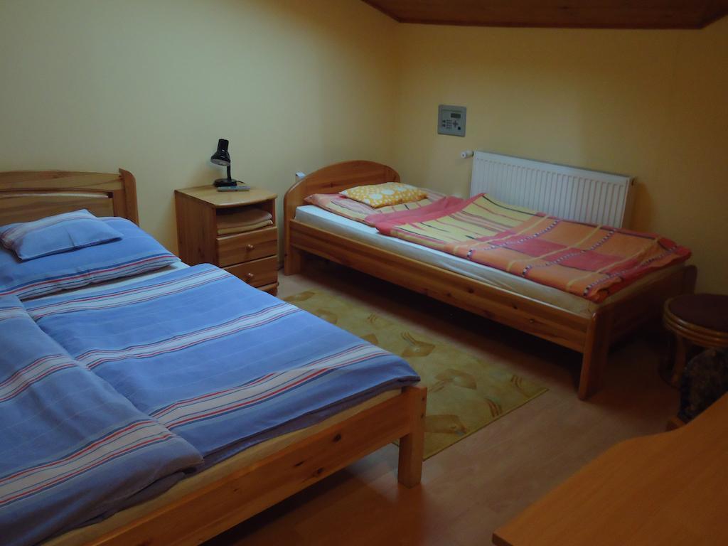 Hotel Czermann Panzio Es Etterem Oroszlány Zimmer foto