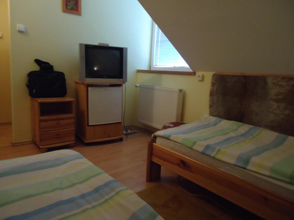 Hotel Czermann Panzio Es Etterem Oroszlány Zimmer foto