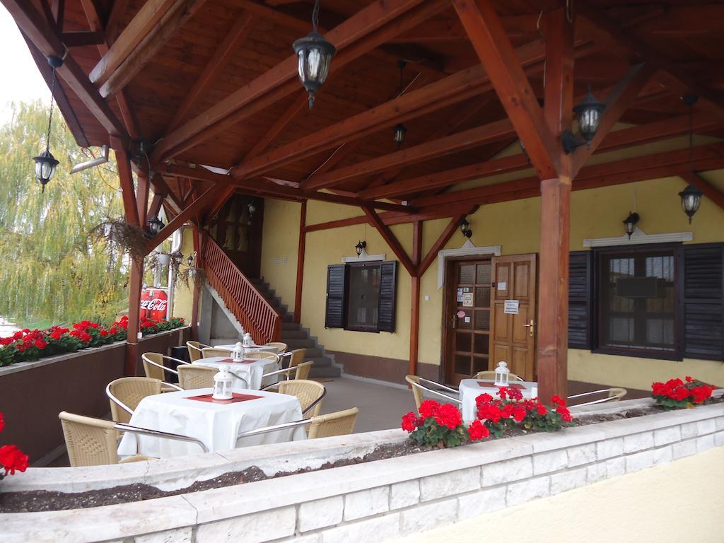 Hotel Czermann Panzio Es Etterem Oroszlány Exterior foto