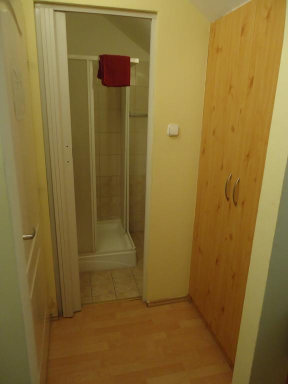 Hotel Czermann Panzio Es Etterem Oroszlány Zimmer foto