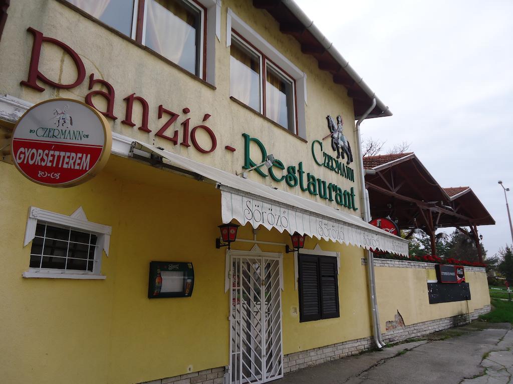 Hotel Czermann Panzio Es Etterem Oroszlány Exterior foto