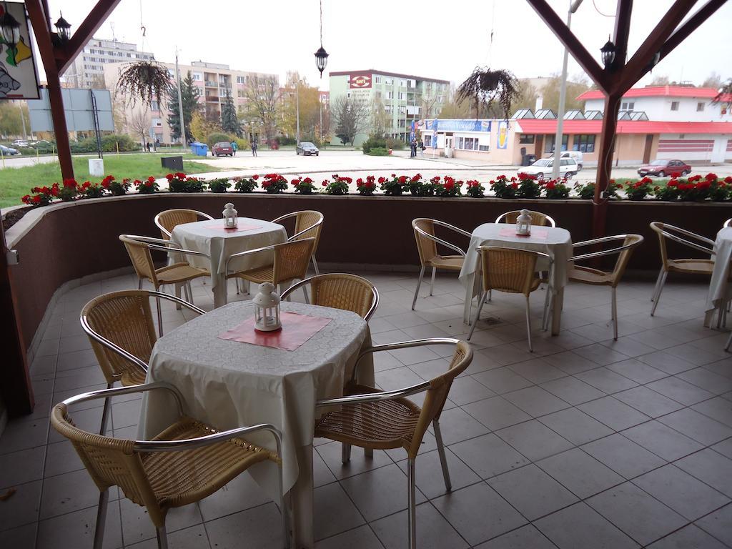 Hotel Czermann Panzio Es Etterem Oroszlány Exterior foto