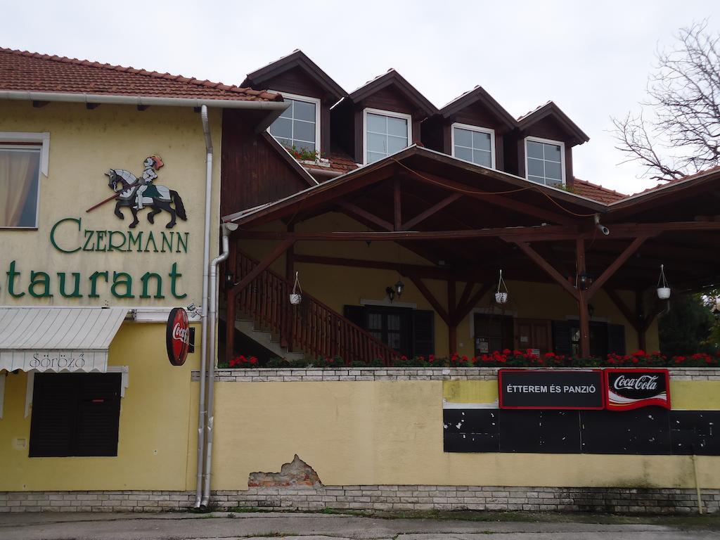 Hotel Czermann Panzio Es Etterem Oroszlány Exterior foto