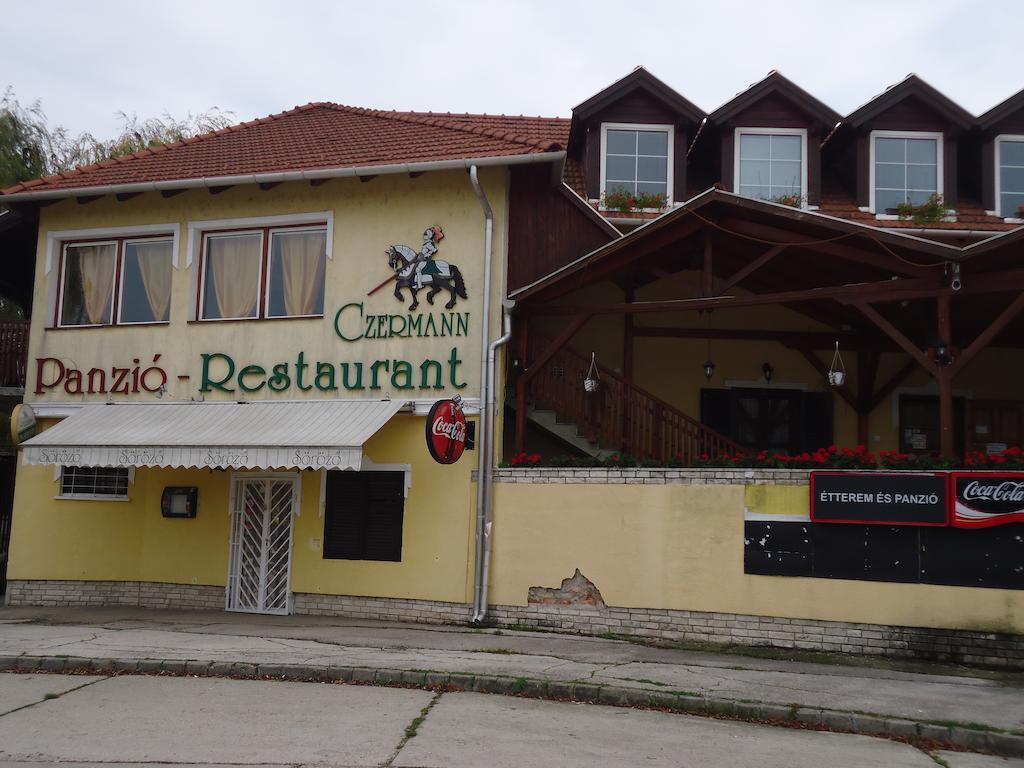 Hotel Czermann Panzio Es Etterem Oroszlány Exterior foto