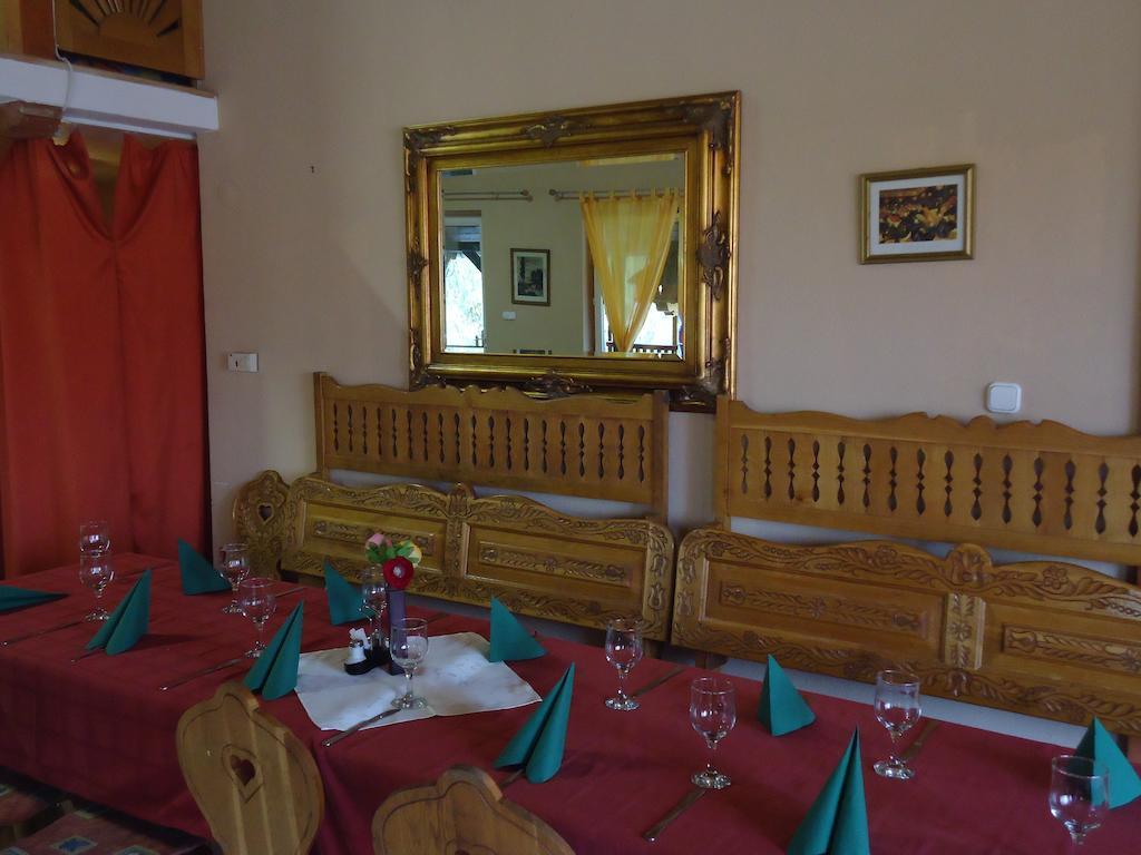 Hotel Czermann Panzio Es Etterem Oroszlány Exterior foto