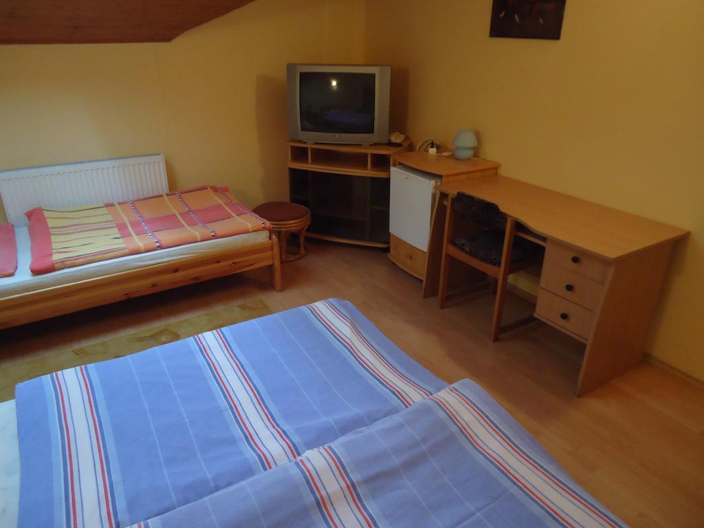 Hotel Czermann Panzio Es Etterem Oroszlány Zimmer foto