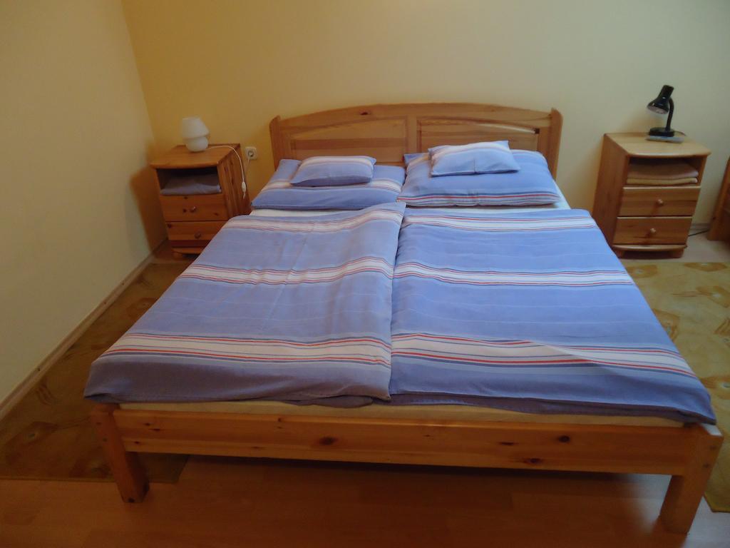 Hotel Czermann Panzio Es Etterem Oroszlány Zimmer foto
